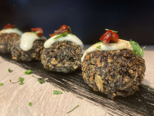 Croquetas artesanas de sepia y calamar con tinta de calamar