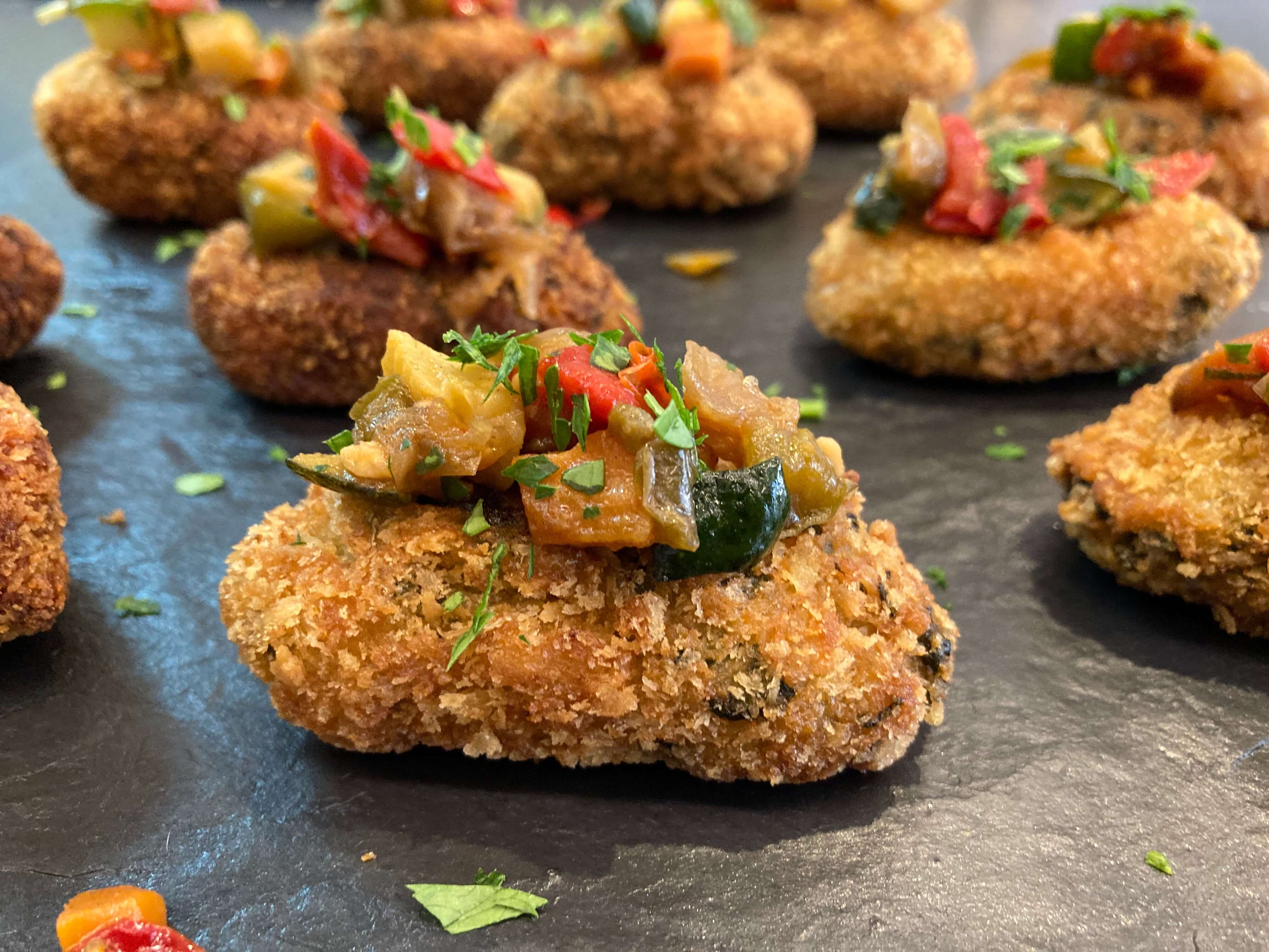 Croquetas artesanas vegetales decoradas con verduras