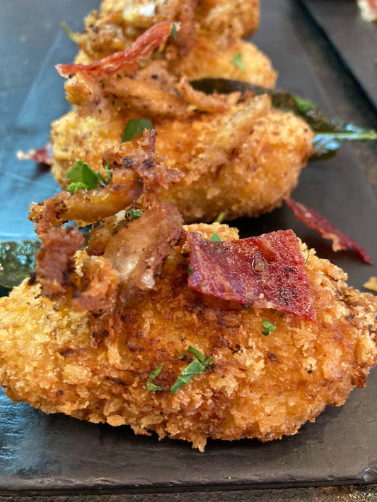Croquetas artesanales de cocido ibérico con panceta por encima